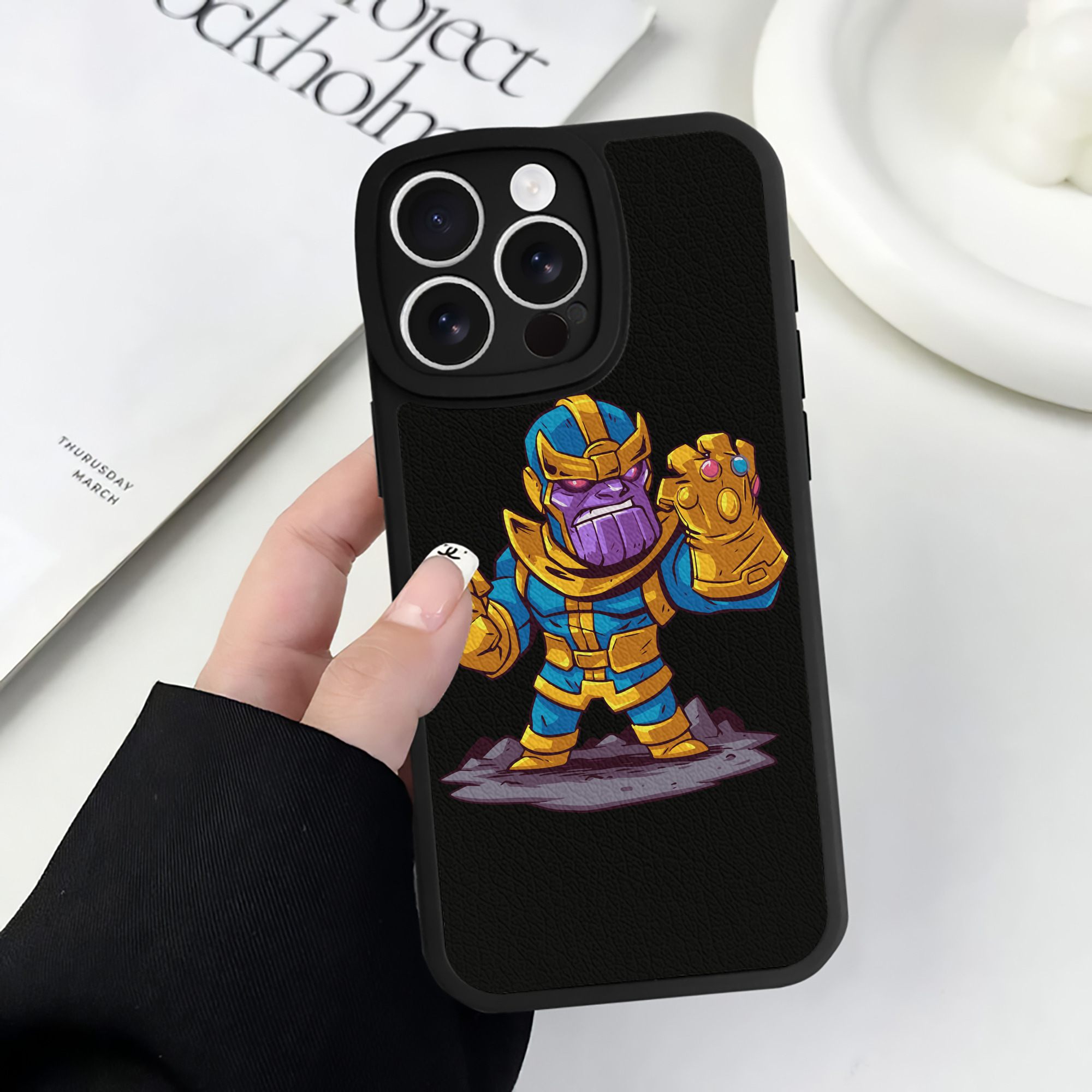 （画像用） アベンジャーズ The Avengers 【iPhone 16シリーズ対応】シリコンスマホケース（レザー調） 材質：シリコン